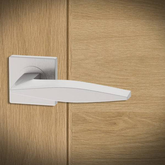 Vardar Standard Door Handle Pack on with Lock and 75mm Latch